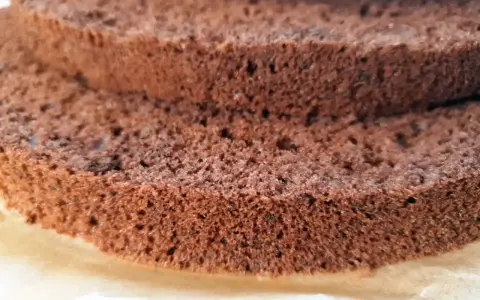 Warstwy puszystego biszkoptu czekoladowego, który zawsze się udaje. Idealny do tortów i deserów.