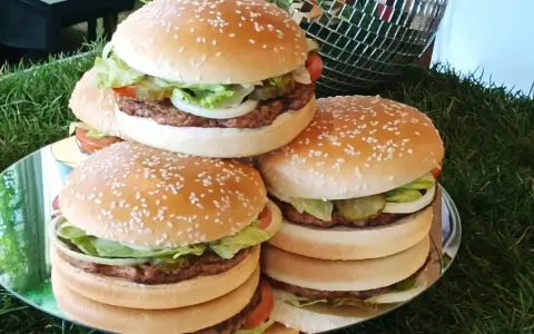 Stos burgerów z Burger Kinga kontra restauracyjne. Który obiad wybierzesz?