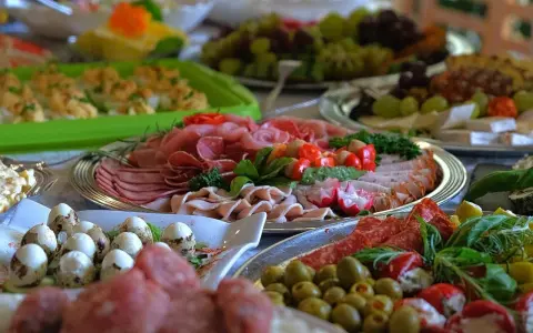 Pyszne wędliny, jajka przepiórcze, oliwki i warzywa – idealne co na przystawkę przed obiadem.