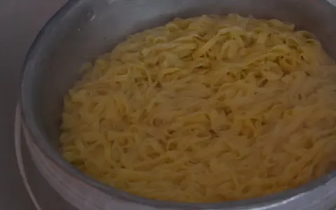 Gotowy do podania makaron w garnku. Czy to kluski vs makaron? Wyglądają pysznie!
