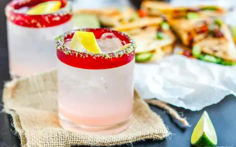 Paloma przepis: orzeźwiający drink z solą i limonką, idealny na letnie popołudnie. W tle quesadillas.