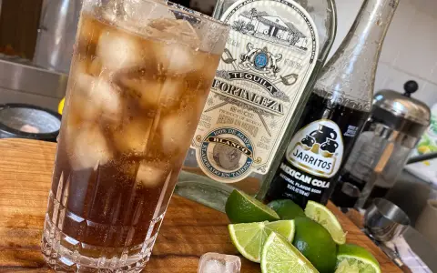 Tequila z colą (Batanga): Poznaj sekret kultowego drinka!