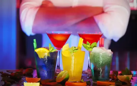 Kolorowe drinki na barze. Zastanawiasz się, ile zarabia barman na statku, serwując takie cuda?