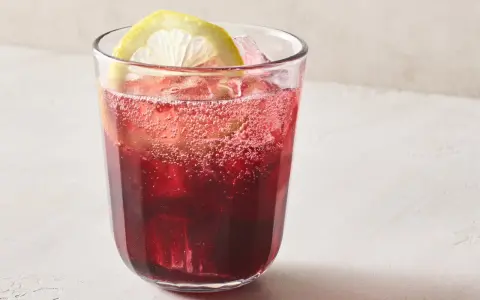 Orzeźwiający Tinto de Verano z cytryną i lodem, idealny na upalne dni.