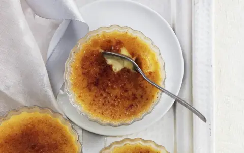 Idealny Crème Brûlée przepis: chrupiąca karmelizowana skórka i aksamitny krem. Idealny deser na każdą okazję.