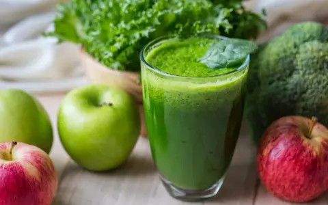 Smoothie warzywno-owocowe: Przepisy, korzyści, uniknij błędów!