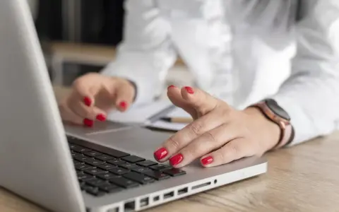 Państwowa monopolizacja w polskich serwisach online: jak ona działa