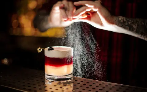 Koktajle na wyjątkowy wieczór — jak stworzyć drinka, który rozbudzi wszystkie zmysły?