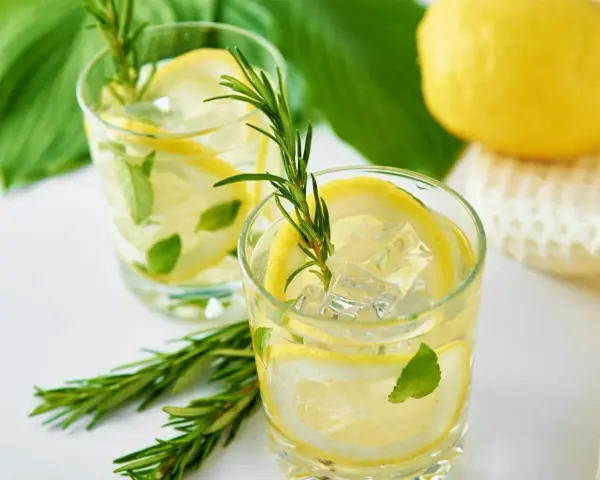 Orzeźwiający drink z cytryną, lodem i rozmarynem. Idealny na upalne dni.