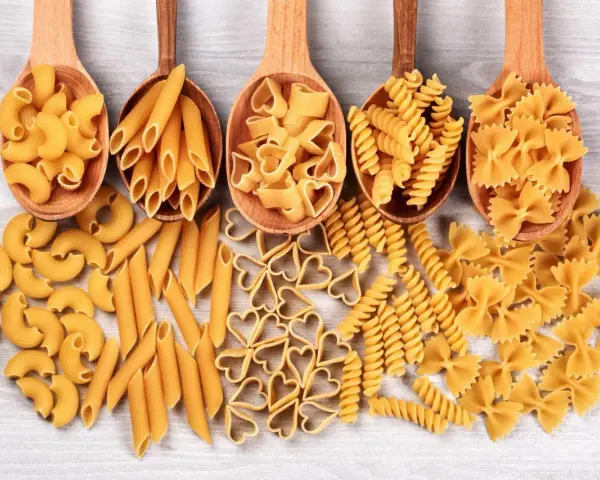 Różne rodzaje makaronu: kolanka, penne, serduszka, fusilli i kokardki. Wybór między makaronem z samopszy czy z płaskurki zależy od preferencji.