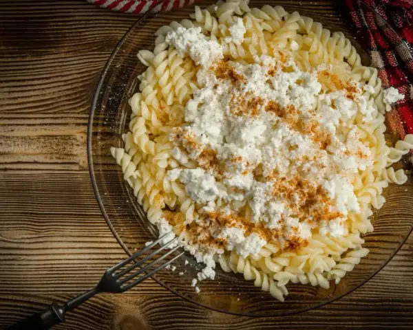 Makaron z serem jak w przedszkolu, posypany cynamonem. Proste danie, które przywołuje wspomnienia.