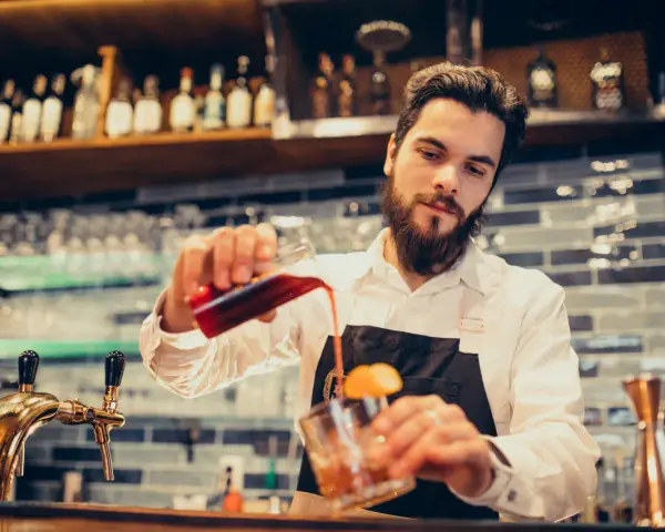 Ile zarabia barman w klubie? Nawet 12 000 zł miesięcznie!