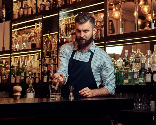 Ile zarabia barman w restauracji? Prawdziwe liczby i napiwki!