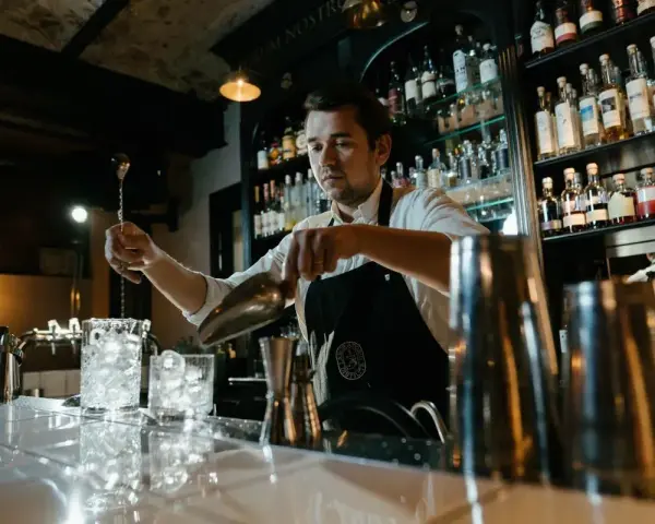 Barman w Gdańsku przygotowuje drinka. Zastanawiasz się, ile zarabia barman w Gdańsku?