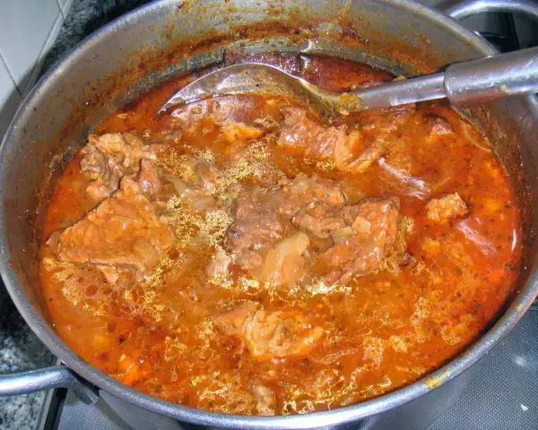 Gulasz wołowy w garnku, pachnący i sycący. Czy to gulasz wieprzowy? Trudno odróżnić po tym aromacie!