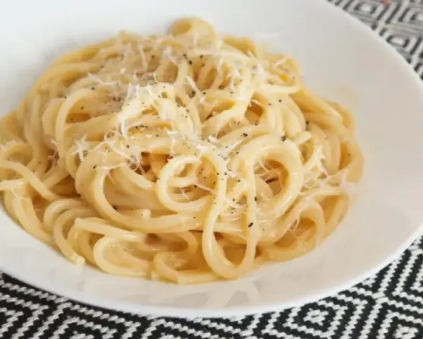 Pyszne Spaghetti Carbonara przepis. Kremowy sos, parmezan i czarny pieprz na idealnie ugotowanym makaronie.