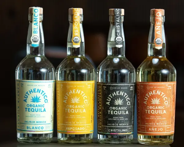 Tequila Silver czy Reposado do Margarity? Cztery butelki organicznej tequili: Blanco, Reposado, Cristalino i Añejo.