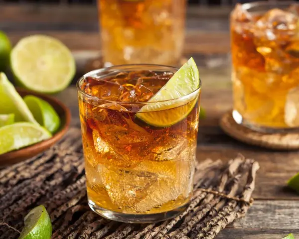 Orzeźwiający drink z rumem i limonką, podany z lodem. Idealny na upalne dni.