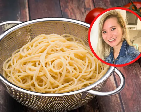 Ugotowany makaron w durszlaku, obok pomidorów. Uśmiechnięta blondynka w okręgu. Czy można zamrozić ugotowany makaron? Tak!