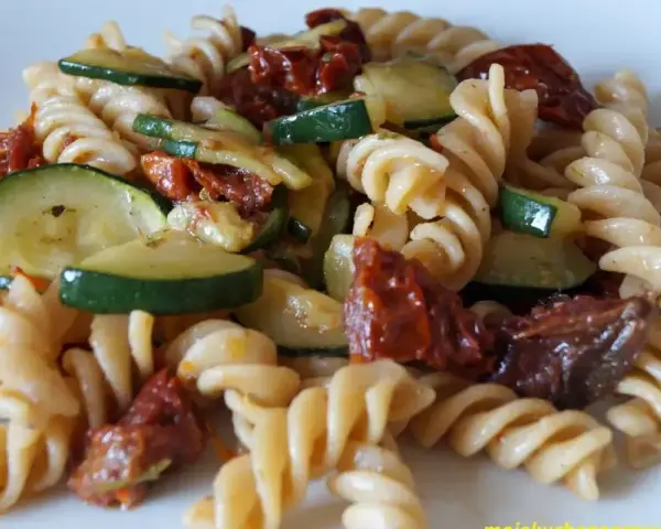 Fusilli z cukinią i suszonymi pomidorami, danie pełne smaku i kolorów.