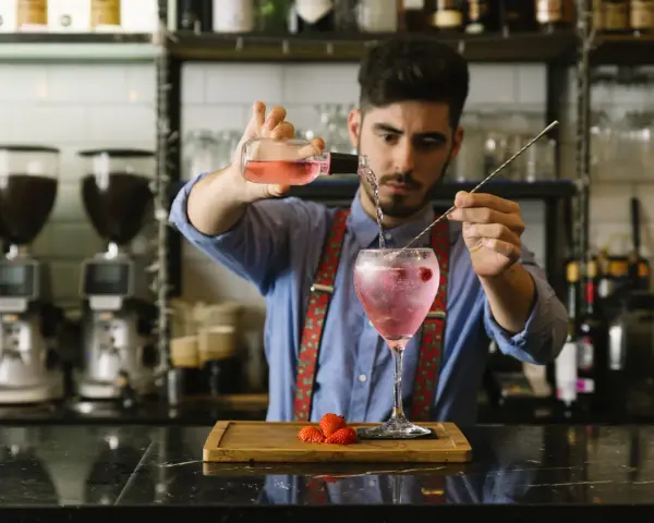 Ile zarabia barman w Warszawie? Sprawdź, jak zwiększyć dochody