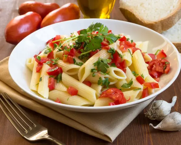 Penne z pomidorami i pietruszką. Jak przechowywać ugotowany makaron, by był świeży? Oto inspiracja na szybki posiłek.