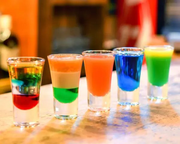 Shot z grenadyną: Zaskocz gości! Przepisy na kolorowe warstwy.