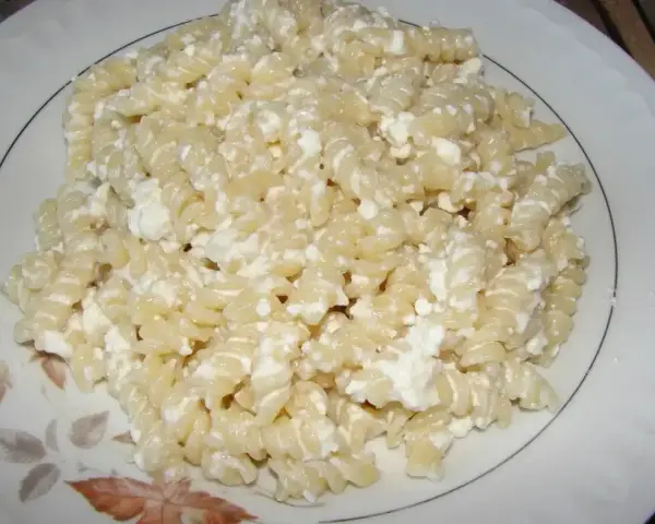 Proste danie: makaron z twarogiem. Idealne na szybki obiad, według prostego przepisu.