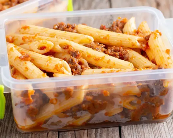 Penne z sosem bolońskim w pojemniku. Idealne rozwiązanie, jak przechować ugotowany makaron na później.