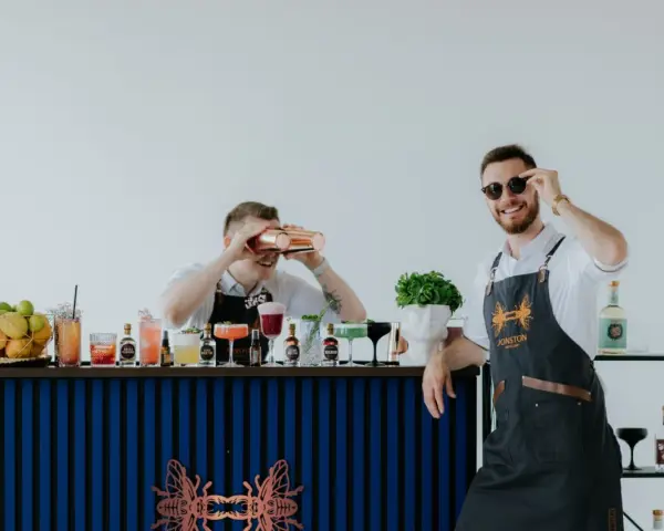 Dwóch barmanów przy weselnym barze z drinkami. Zastanawiasz się, o co pytać barmana na wesele?