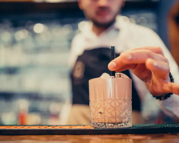 Barman na wesele: Ile kosztuje i jak zmaksymalizować zarobki?