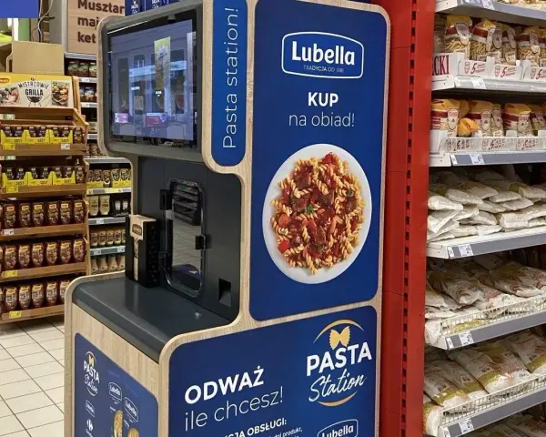 Stacja Pasta Station z makaronem Lubella zachęca do zakupu. Obok półki z markami własnymi marketów.