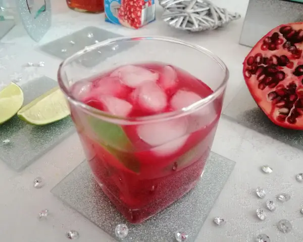 Orzeźwiający drink z sokiem z granatu, lodem i limonką. Idealny na letnie popołudnie.