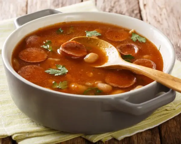 Gęsta zupa z fasolą, kiełbasą i natką pietruszki. Czy to fasolka po bretońsku, czy może chilli con carne?