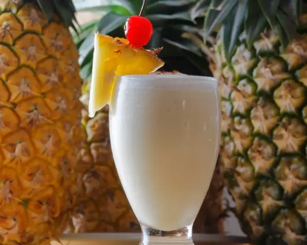 Rum z sokiem ananasowym: Przepisy na drinki, Piña Colada i więcej