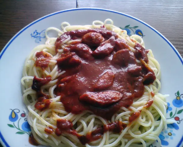 Spaghetti z sosem pomidorowym i kiełbasą, idealne na szybki obiad. Ten przepis na spaghetti po niemiecku jest prosty i pyszny.