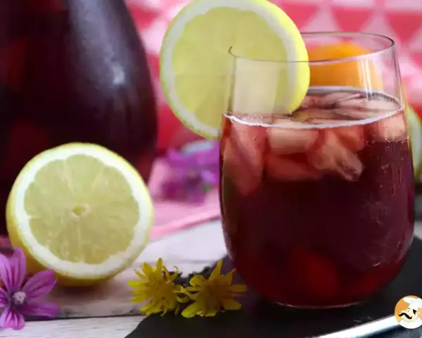Orzeźwiająca Sangria czerwona z cytryną i lodem. Idealna na upalne dni, czy wybierasz Sangria biała?