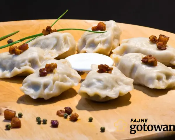 Pyszne pierogi ruskie kontra pierogi z mięsem, podane na desce z chrupiącym skwarkami i śmietaną.