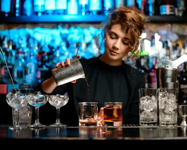 Barman w hotelu przygotowuje drinki. Zastanawiasz się, ile zarabia barman w hotelu?