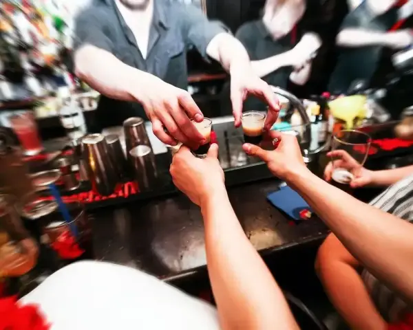 Barman podaje shoty, a pytanie "czy barman może pić w pracy?" nabiera nowego znaczenia.