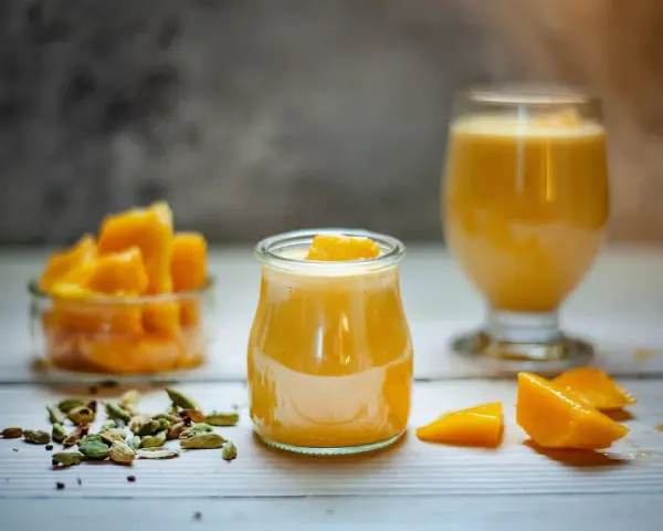 Deser z mango lassi i mus z marakui, z kawałkami mango i kardamonem.