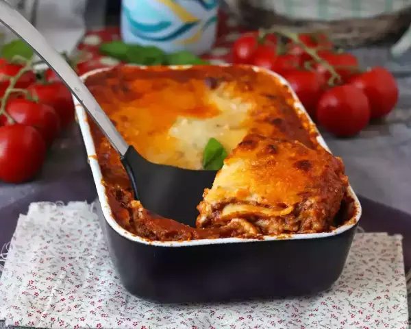 Pyszna lasagne z mięsem, pachnąca pomidorami i bazylią. Idealna alternatywa dla spaghetti bolognese.