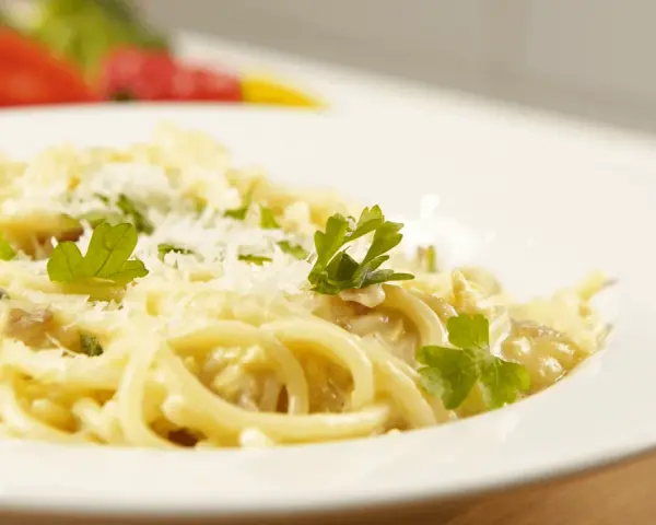 Pyszne spaghetti carbonara, posypane parmezanem i natką pietruszki. Idealne na obiad, znasz już jego spaghetti carbonara kcal?