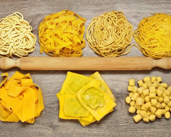 Różne rodzaje makaronów: od cienkich jak vermicelli czy capellini, przez tagliatelle, ravioli, po drobne gnocchi.
