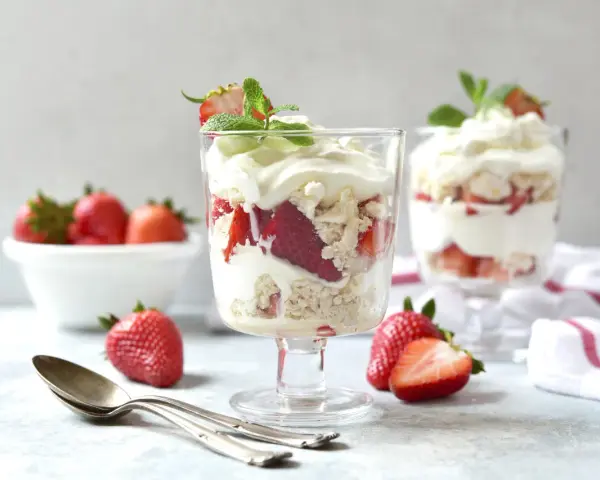 Eton mess kontra tradycyjna sałatka owocowa: deser z truskawkami, bitą śmietaną i bezą.