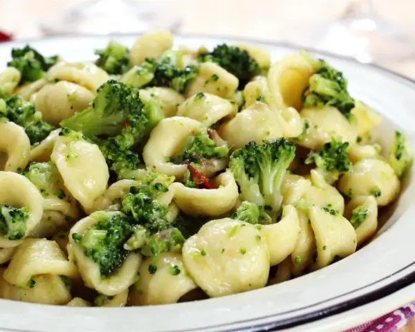 Pyszne danie z makaronem orecchiette i brokułami, idealne na szybki obiad.