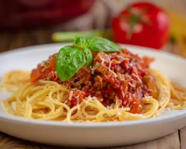 Pyszne spaghetti z mięsem mielonym, pomidorami i bazylią. Idealne na obiad, gdy chcesz wiedzieć, jak zrobić spaghetti z mięsem mielonym.