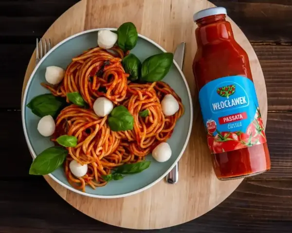 Spaghetti z kulkami mozzarelli i bazylią, polane sosem pomidorowym z butelki passaty pomidorowej Włocławek.