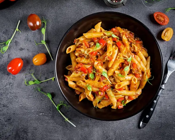 Penne z mielonym mięsem i papryką – idealne danie, z czym zrobić makaron na szybko.