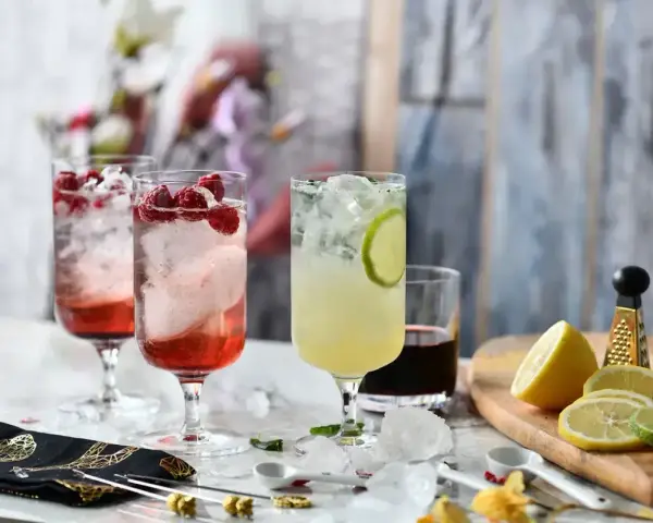 Drink z bazylią i limonką kontra drink z malinami. Orzeźwiające propozycje na lato.